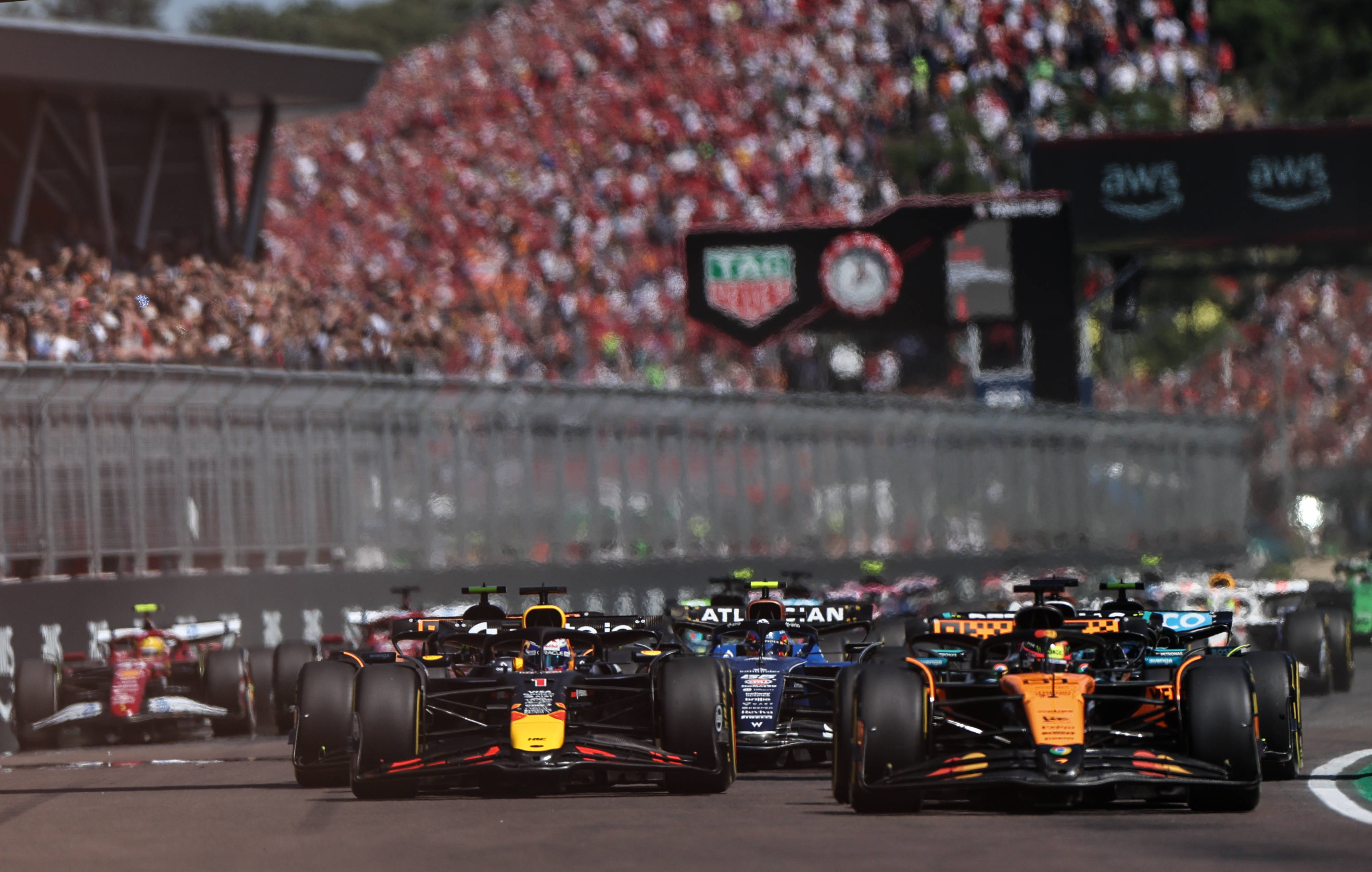 梅赛德斯险胜雷诺车队，维斯塔潘带队取胜