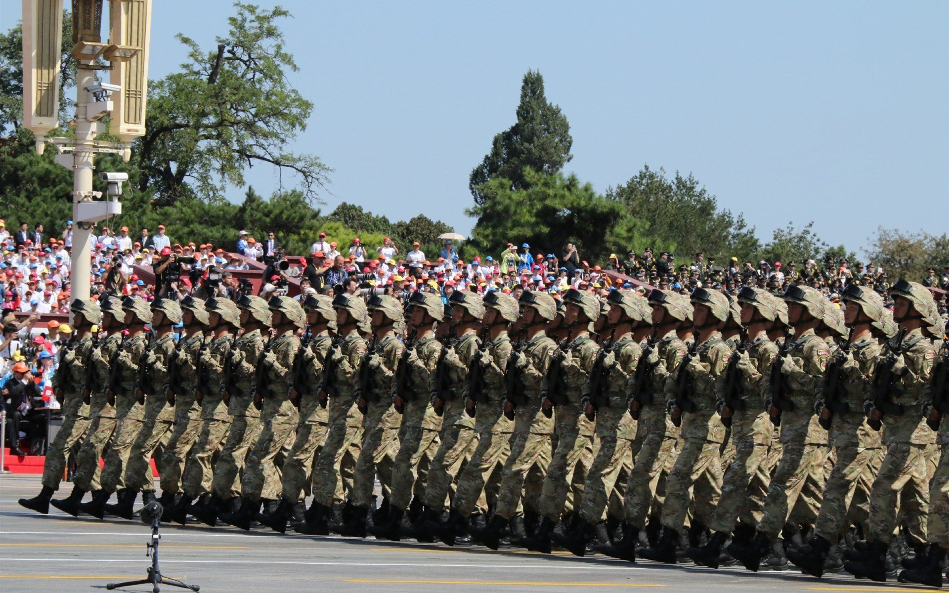 天山雪崩惊密城，王哲林最后2秒扣杀，新疆跨洋绝杀卫冕冠军雄鹿！