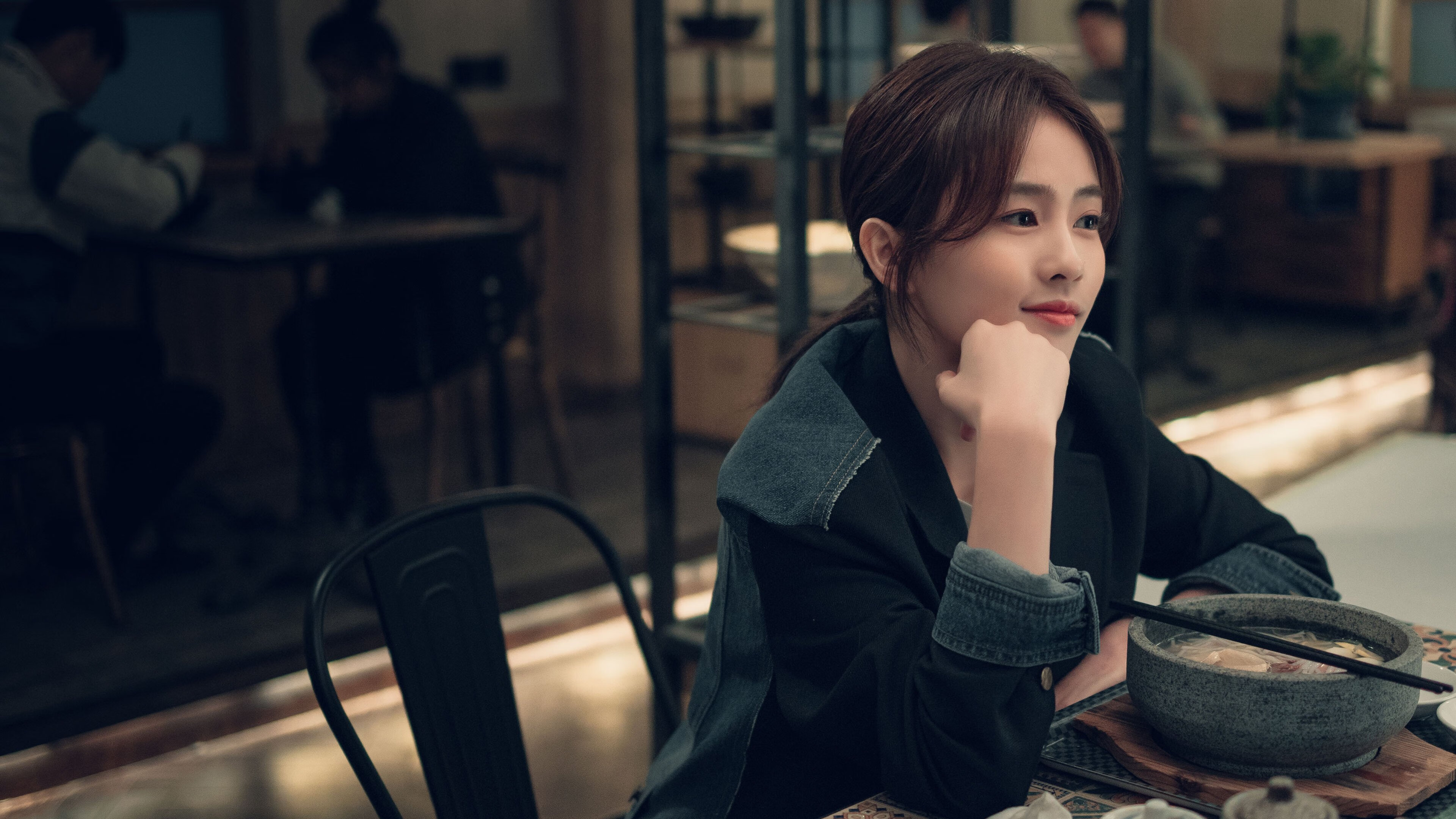 当传奇在包厢点燃战场，勇士逆转独行侠背后，詹姆斯如何成为无形第六人